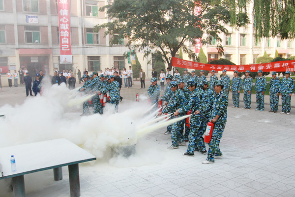 365游戏大厅举行新生地震消防综合应急疏散演练