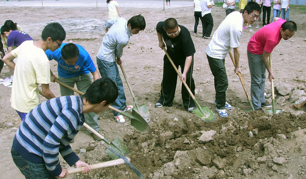 365游戏大厅2010级学生参加美化校园义务劳动