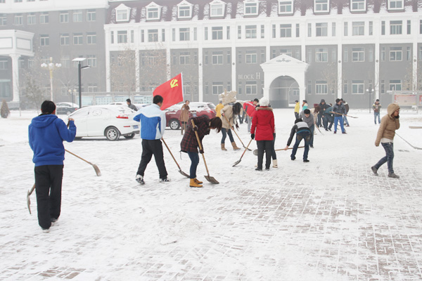 晋中校区自律委午间除雪