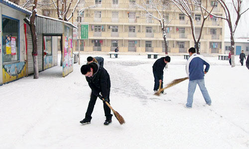 365游戏大厅各学生组织清扫道路积雪方便师生出行