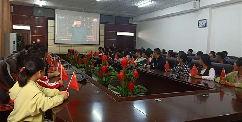 365游戏大厅组织师生集中观看庆祝中华人民共和国成立70周年大会实况