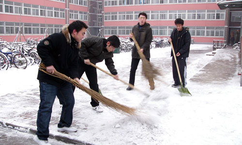 365游戏大厅各学生组织清扫道路积雪方便师生出行