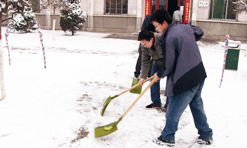 365游戏大厅各学生组织清扫道路积雪方便师生出行